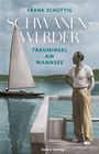 "FRANK SCHÜTTIG SCHWANENWERDER TRAUMINSEL AM WANNSEE." Ein Mann steht auf einem Steg, daneben ein Segelboot auf dem Wasser.