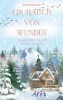 Eine winterliche Illustration zeigt ein verschneites Haus vor Bergen, Bäume und spielende Menschen. Text: Ein Hauch von Wunder.
