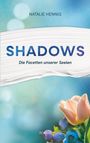 "Shadows - Die Facetten unserer Seelen" steht auf einem pastellfarbenen Hintergrund mit einer Tulpe und Beeren.