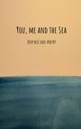 "You, Me and the Sea", "Deep Blü Soul Poetry" auf einem sandfarbenen Hintergrund. Unten ein blauer Wasserfarbklecks.
