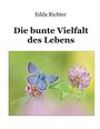 "Edda Richter, Die bunte Vielfalt des Lebens." Ein blauer Schmetterling auf einer Kleeblüte vor unscharfem grünem Hintergrund.