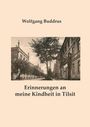 "Erinnerungen an meine Kindheit in Tilsit" von Wolfgang Buddrus. Historische Straßenansicht mit Bäumen und Gebäuden.