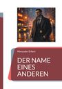 Buchtitel: "Der Name eines Anderen" von Alexander Erkert. Illustration: Mann in Mantel bei Regen in nächtlicher Stadt, Bar im Hintergrund.
