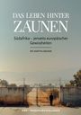 „Das Leben hinter Zäunen“, Südafrika-Thema. Mann steht vor einem Tor, Landschaft im Hintergrund.