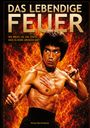 „Das lebendige Feuer“ in großen Buchstaben. Ein muskulöser Mann steht vor Flammen, bereit zum Kampf. Autor: Simon Bartholome.