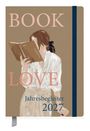 "BOOK LOVE Jahresbegleiter 2027" steht in großen hellen Buchstaben auf einem Cover. Illustration einer Person mit Buch.