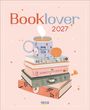 "Booklover 2027" in großen Buchstaben, Illustration: Bücherstapel mit Tasse "Booklover Club" und Kürbis.