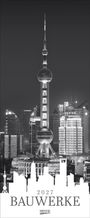 2027 BAUWERKE. Schwarz-weißes Foto eines markanten Turms, umgeben von modernen Hochhäusern.