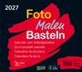 „2027 Foto Malen Basteln. Kalender zum Selbstgestalten.“ Ein farbiger Hintergrund mit rotem Pinselstrich.