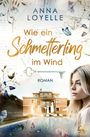 Text: "ANNA LOYELLE Wie ein Schmetterling im Wind ROMAN". Eine junge Frau im Vordergrund, ein Herrenhaus und Blumen.