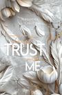 Text: "Trust me" und "Alexandra Carol." Helle Federn und Tulpen vor einem marmorierten Hintergrund mit goldenen Akzenten.