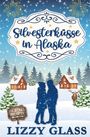 "Silvesterküsse in Alaska" oben, "Polar Pines Hideaway" auf einem Holzschild unten. Silhouette eines Paars im Schnee.
