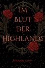 "IM BLUT DER HIGHLANDS" steht in roter Schrift auf schwarzem Hintergrund, umrahmt von roten Rosen und dunkelgrünen Blättern.