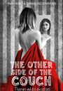 Ines Vasku & Daniel Niedermayer, "The Other Side of the Couch". Frau im roten Tuch hält Spiegel.