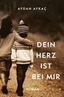 "DEIN HERZ IST BEI MIR" steht in großen Buchstaben. Zwei Kinder gehen eng umarmt auf einem Weg.