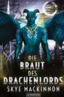 „Die Braut des Drachenlords“ von Skye MacKinnon. Fantasywesen mit blauer Schuppenhaut und Flügeln vor mystischem Hintergrund.