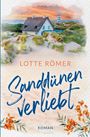 Text: "Lotte Römer, Sanddünen Verliebt, Roman" in dekorativer Schrift. Aquarellillustration eines Hauses, Dünen und Leuchtturm.