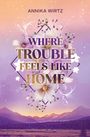 „WHERE TROUBLE FEELS LIKE HOME“, ANNIKA WIRTZ. Eine Illustration mit Blumen und Bergen bei Sonnenuntergang in violetten Tönen.