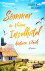 "Sommer im kleinen Inselhotel hinterm Deich" von Julia K. Rodeit. Ein idyllisches Haus am Strand mit Möwen.