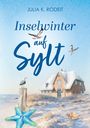 "Inselwinter auf Sylt" steht über einem schneebedeckten Haus am Strand, mit Möwen, Seestern und einer Muschel im Vordergrund.