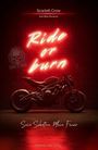 "Ride or burn" leuchtet in roter Neonschrift. Ein Motorrad steht vor einer dunklen Wand.