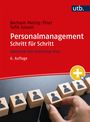 „Personalmanagement Schritt für Schritt“, Lehrbuch, 6. Auflage. Hand ordnet Holzklötze mit Piktogrammen, utb-Logo.