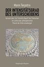 Buchtitel: "Der Intensitätsgrad des Unterscheidens" von Marin Terpstra. Darunter ein kreisförmiges Denkmal auf Pflastersteinen.