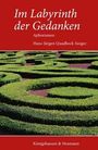 "Im Labyrinth der Gedanken" von Hans-Jürgen Quadbeck-Seeger. Buchcover mit grünem Heckenlabyrinth auf rotem Hintergrund.