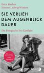 Buchtitel: „Sie verlieh dem Augenblick Dauer“. Bild einer Frau, die draußen mit einer Kamera fotografiert.