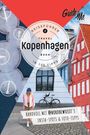 Reiseführer Kopenhagen: Moderne Brücken, bunte Häuser, Person steht neben Fahrrad, Guide Me-Logo oben.