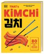 Text: "THAT'S KIMCHI", "80 REZEPTE, DIE SÜCHTIG MACHEN". Illustration: Speckstreifen mit Stäbchen und bunten Ringen auf gelbem Hintergrund.