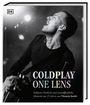 "COLDPLAY ONE LENS. Exklusive Einblicke und unveröffentlichte Momente aus 25 Jahren von Victoria Smith." Musiker singt.