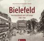 "Bielefeld: Vom Kaiserbesuch zum Café Europa 1900–1930." Historische Straßenszene mit Straßenbahnen und alten Gebäuden.