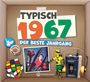 "TYPISCH 1967 DER BESTE JAHRGANG" auf Schild. Objekte: Rubik’s Cube, Buttons, Foto von E.T., Walkman, gelbe Figur.