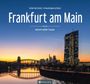 „Frankfurt am Main“ in großer, weißer Schrift; städtische Skyline bei Sonnenuntergang mit einem Fluss im Vordergrund.