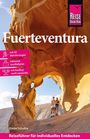 Reiseführer: "Fuerteventura". Mit 20 Wanderungen, Inselplan, Ausflug nach Lanzarote. Unter einem natürlichen Felsenbogen.