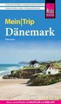 "Mein Trip Dänemark" von Thilo Scheu. Küstenlandschaft mit weißen Häusern vor grünen Hügeln und Meer im Hintergrund.