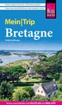 "Mein Trip Bretagne" mit Reisetipps oben. Landschaft mit Meer, Inseln, grüner Küste und pittoresken Häusern darunter.