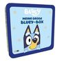 "Bluey. Meine große Bluey-Box." Illustration eines blauen Hundes mit großen Augen, umgeben von kleinen Blümchen.