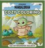 "COZY COLORING. DAS ENTSPANNENDE MALBUCH." Illustration mit grünem Wesen, Berge und Froschfiguren am Wasser.