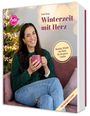 "Winterzeit mit Herz" von Saliha Özcan. "Rezepte, Rituale und Ideen für die ganze Familie". Frau auf Sofa mit Tasse, Weihnachtsbaum.