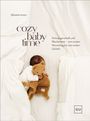 "cozy baby time", "Schwangerschaft und Wochenbett – vom ersten Herzschlag bis zum ersten Lächeln". Ein Baby mit Teddybär.