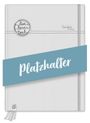 „Platzhalter“ in weiß auf blauem Band. Oben ein runder Stempel mit „live love teach“. Notizbuch mit Gummiband.