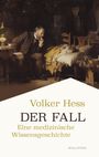 „Volker Hess: DER FALL. Eine medizinische Wissensgeschichte.“ Ein Arzt beobachtet ein krankes Kind; dunkle, ernste Atmosphäre.