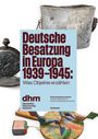 "Deutsche Besatzung in Europa 1939-1945: Was Objekte erzählen" mit Museumsliste. Historische Objekte im Hintergrund.