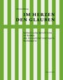 Titel: "Im Herzen den Glauben". Untertitel: "Katholische Geistliche im Kosmos des Konzentrationslagers Buchenwald". Grün-weiß gestreiftes Muster.