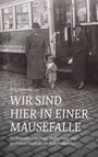 Text: “WIR SIND HIER IN EINER MAUSEFALLE.” Unklarer Schwarz-Weiß-Hintergrund mit drei Personen und Straßenbahn.