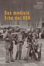 „Das mediale Erbe der DDR“, Jahrbuch Deutsche Einheit 2026; Männer mit Kamera in Schwarz-Weiß, im Hintergrund ein Marktplatz.