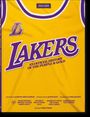 Gelber Hintergrund mit lila Texten: "LAKERS", "An Official History of the Purple & Gold". Basketballtrikot mit Logo.