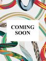 „COMING SOON“ steht zentral. Bunte, schlangenartige Formen winden sich chaotisch im Hintergrund.